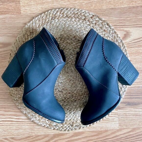 𝅺Restricted Chantal Ankle Booties - Picture 1 of 12